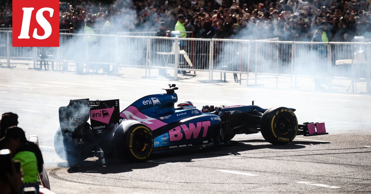 F1-kuski poltti rengasta jätti­yleisön edessä – auto syttyi tuleen