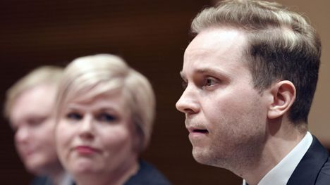 Petri Honkonen (etualalla) on uusi tiede- ja kulttuuriministeri.