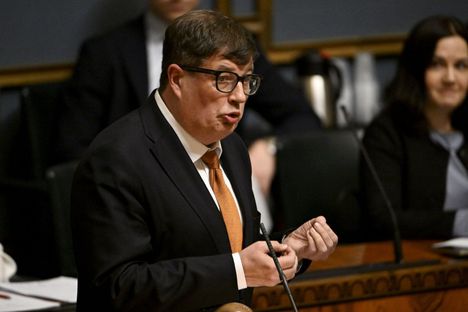 Työministeri Arto Satonen (kok) vastasi välikysymykseen.