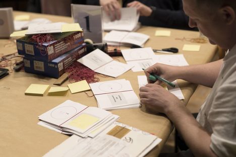 Ääntenlaskentaa viime eduskuntavaaleissa huhtikuussa 2019. Uudenmaan vaalilautakunta tarkasti eduskuntavaalien äänestyslippuja Kulttuuritalolla.