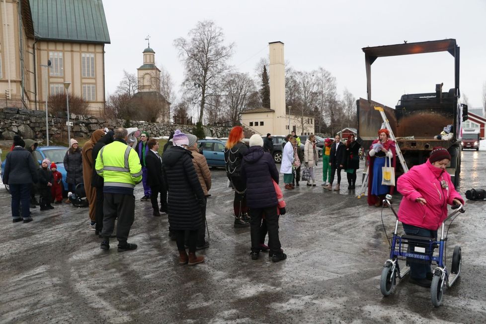 Torilla Anna Vanhatalo valais, millaista abien koulutaival oli ollut. Mukavia muistoja jäi koronakurimuksesta huolimatta.