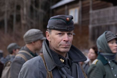 Peter Franzén nähdään elokuvassa sotilaspappi Vainiona.