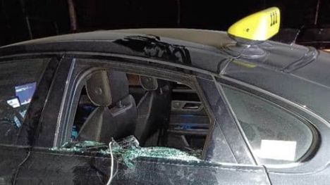 Nainen poistui taksista rikkomalla ikkunan ja kiskomalla itsensä siitä ulos. 