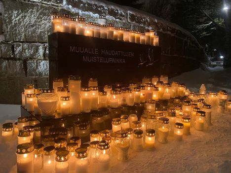 Muualle haudattujen muistelupaikka oli näyttävä ja jopa lämmin paikka pikkupakkasessa.