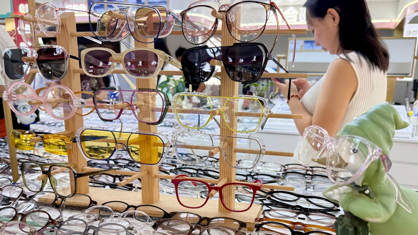 Beijing's Eyeglass Market: Custom Glasses Made in Minutes for a Fraction of the Cost