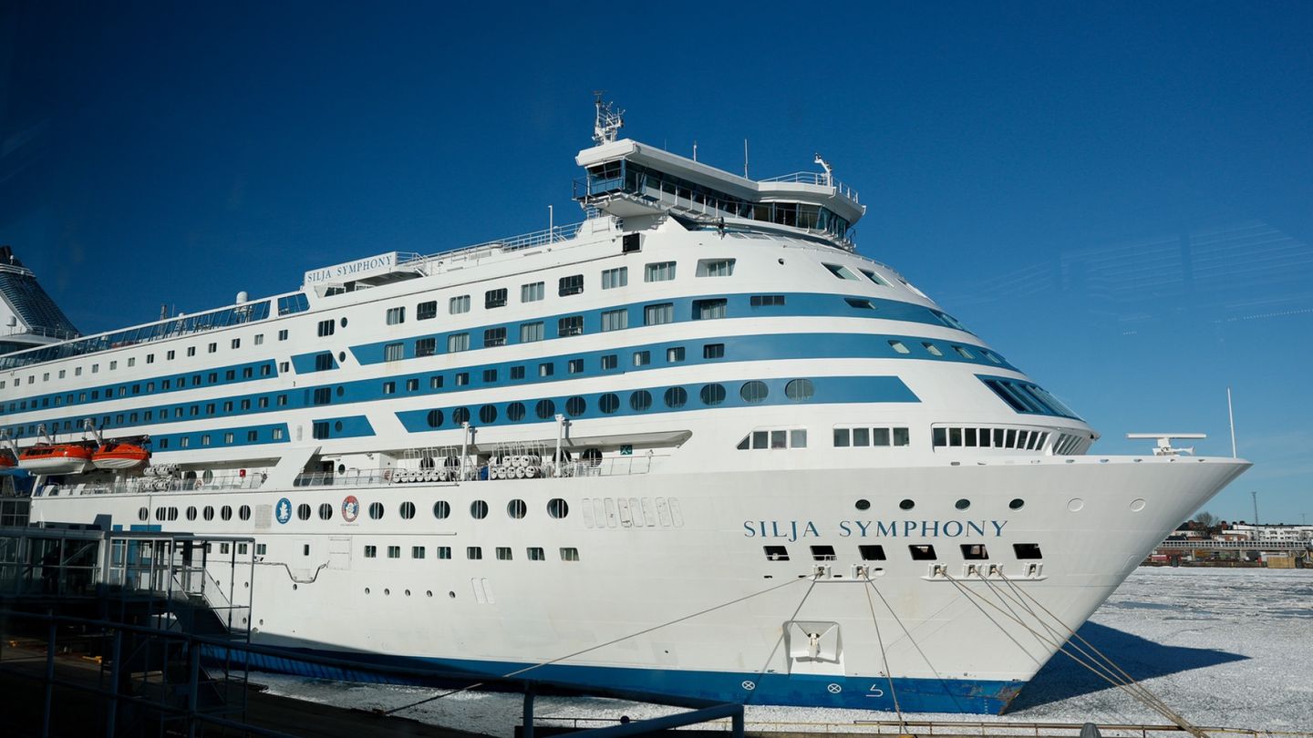 Pelastushelikopteri laskeutui Silja Symphonylle – matkustaja sai hoitoa