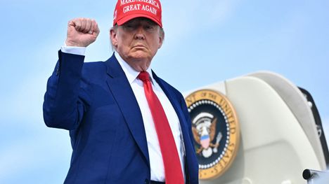 Presidentti Donald Trump heilutti nyrkkiään astuessaan koneeseen matkalla Valkoiseen taloon New Jerseyn golf-klubilta kesäkuussa.