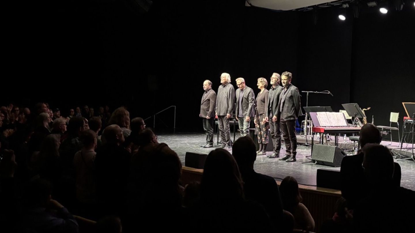 Konserttiarvio | Philip Glassin menestyslevy tehtiin korva­lappu­stereoilla kuunneltavaksi, nyt se vaivutti Kulttuuritalon transsiin