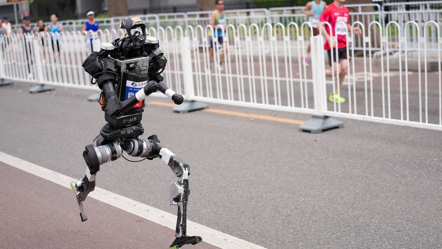 Robotics: Robot breaks half-marathon world record