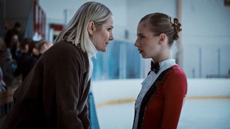 Taitoluistelija Toven (Stella Leppikorpi, oik.) elämä mutkistuu, kun hän ottaa valmentajakseen Jaanan (Laura Malmivaara, vas.) tilalle Miinan (Oksana Lommi).