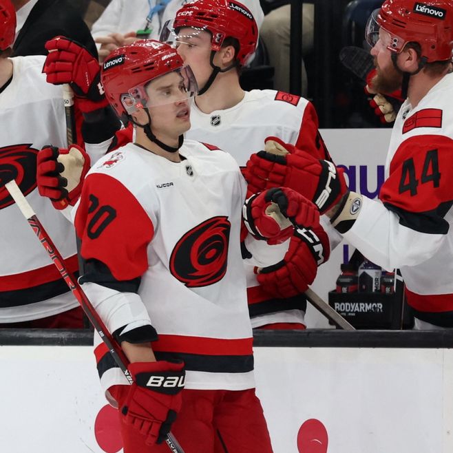 Sebastian Aho ohitti Teemu Sel&auml;nteen - Ilta-Sanomat