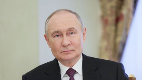 Venäjän presidentti Vladimir Putin kuvattuna Moskovassa tapaamisessa patriarkka Kirillin ja patriarkka Porfirijen kanssa 22. huhtikuuta.