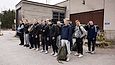 Tuoreet alokkaat odottelivat varusvaraston edessä muodossa omaan yksikköön lähtöä.