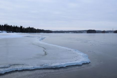 Rajasalmen sillan tuntumassa kuvattua jään pintaa.Kuvattu 4.2.2025. Kuvaaja: Pirjo Räisänen