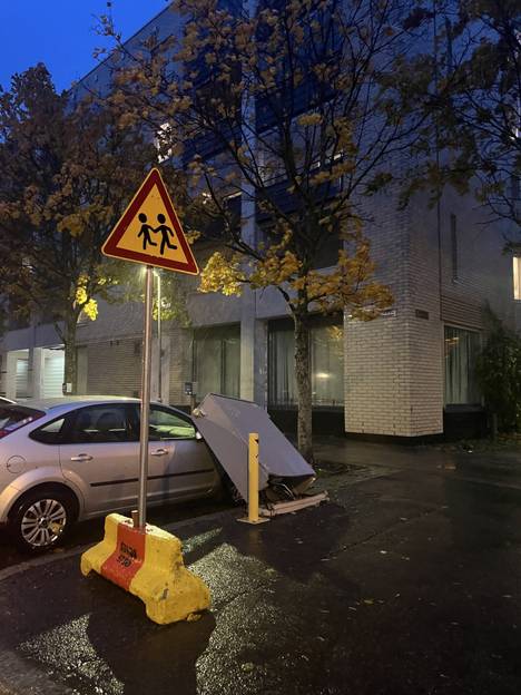 An electrical cabinet that fell onto the hood of a car in Ruoholahti.