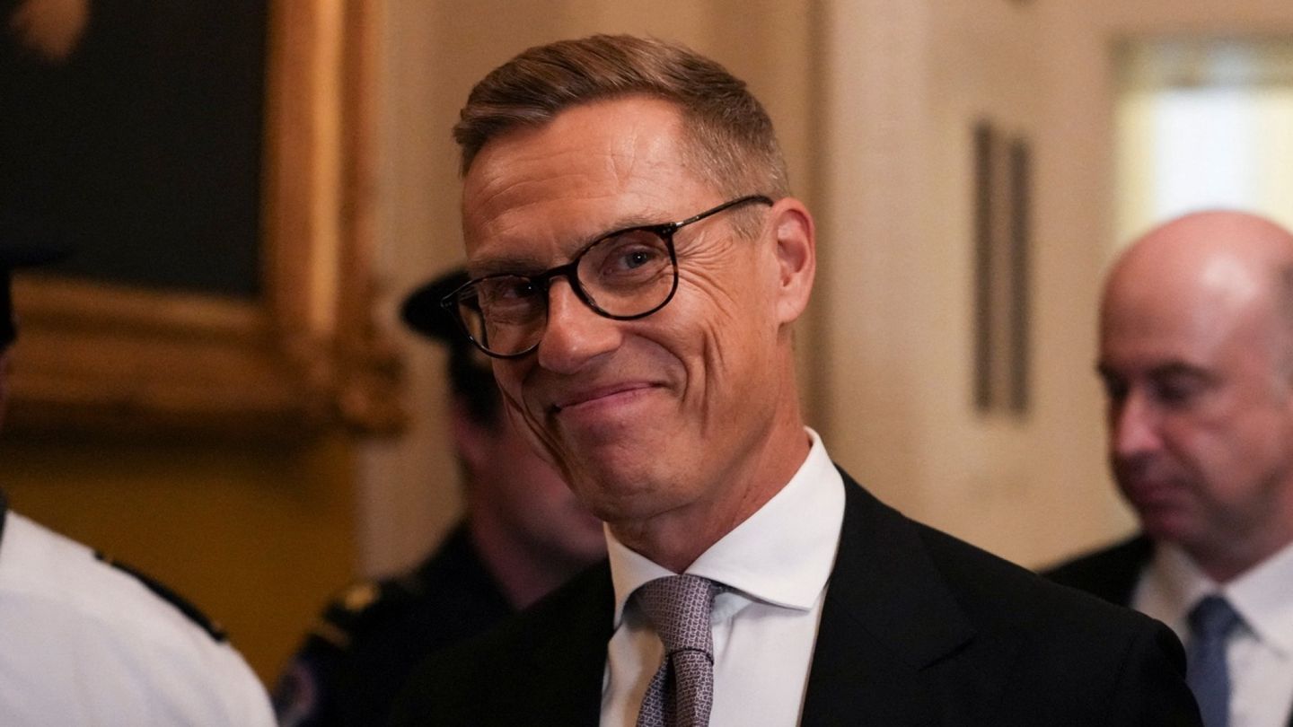 President Stubb hosts Finnish ice hockey stars at Kultaranta