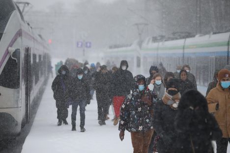 Vaikka joukkoliikenteen matkustajamäärät ovat romahtaneet koronaepidemian aikana, lähijunissa ja metroliikenteessä on ajoittaisia ruuhkia.