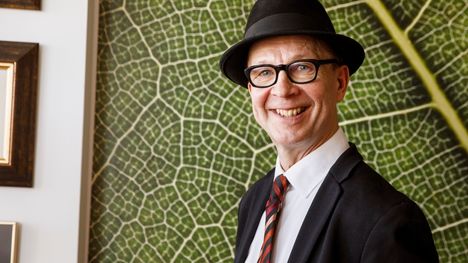 Simo Frangén laskee tehneensä Alivaltio­sihteeri-ohjelmaa radioon 1 233 jaksoa. Ohessa syntyi palindromi poikineen. 