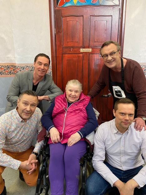 Kaarin Kilkki poseerasi tuttujen Salkkari-kasvojen keskellä. Vasemmalla Sami Uotila (Aki Nikkinen) ja Teemu Lehtilä (Aaro Vaalanne), oikealla Esko Kovero (Ismo Laitela) ja Pete Lattu (Kalle Laitela).