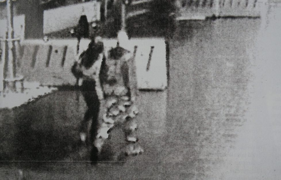 Murhaaja ja pahaa-aavistamaton nainen jäivät valvontakameran nauhalle Tampereen yössä vuonna 2010.