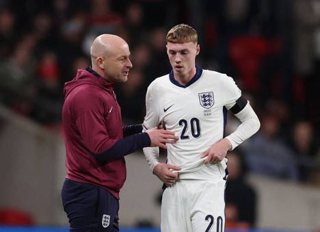 Lee Carsley instructing Cole Palmer during Thursday's match in Greece.