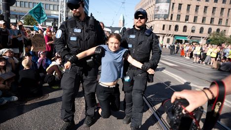 Poliisit kantoivat Greta Thunbergia pois mielenosoituspaikalta Helsingissä 25. kesäkuuta 2024. 