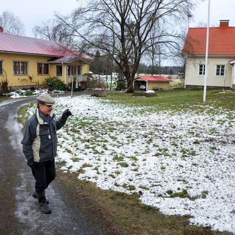 Mikko Kärki muutti vuonna 1990 takaisin kotiseudulleen Säijään muualla viettämiensä vuosien jälkeen. Vasemmalla näkyvä keltainen talo valmistui vuonna 1991.