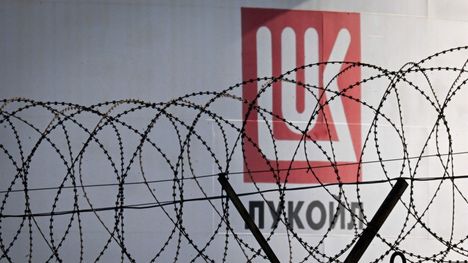 Lukoilin varastosäiliö Rosenetsin terminaalissa lähellä Burgasia Mustanmeren rannalla kuvattuna 14. marraskuuta.