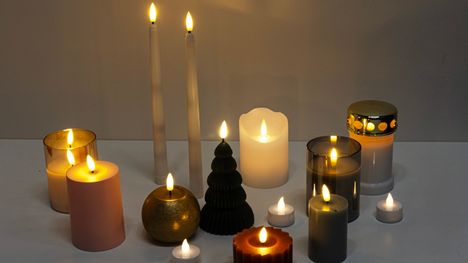 Led-valoa kynttilöiden muodossa kansalle, joka hämärissä illoissa haluaa tunnelmoida. 11 erilaisen kynttilämallin yhteiskuvasta huomaa selvästi polttimoiden värierot.