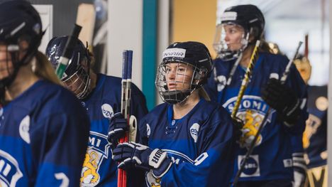 Naisleijonat voitti Sveitsin maanantain alkulohkopelissä 5–2-lukemin. Nelli Laitinen alusti Suomen kolmannen maalin. Arkistokuva.