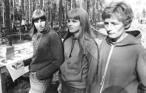 Sippurastin Helena Kattelus (vas.), Hilkka Karjalainen ja Mirja Ukkola olivat viestin kärjessä alusta loppuun.