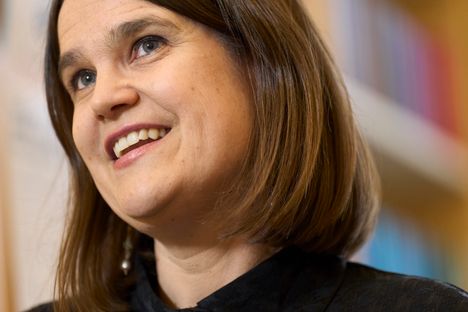 On epäedullista puolueelle tai europarlamentaarikolle olla kuulumatta poliittiseen ryhmään, sanoo Johanna Kantola.