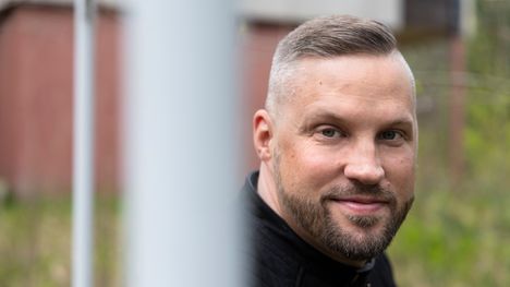 Kristian miettii, että pärjäämisen malli tulee suoraan suomalaisesta kulttuurista: poikana ei saanut itkeä tai olla heikko. 