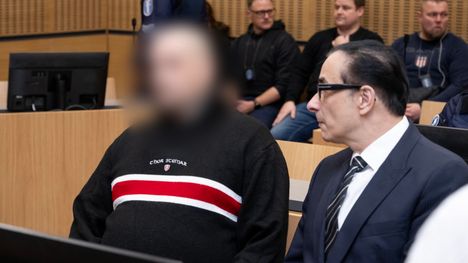 Murhasta syytetty mies ei peitellyt kasvojaan, kun asian käsittely alkoi Satakunnan käräjäoikeudessa torstaina 11. joulukuuta. Miehen vierellä on hänen asianajajansa Heikki Lampela.