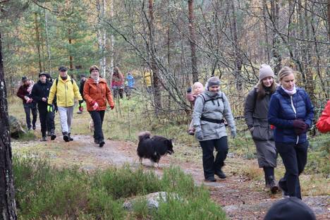 Jos luontoa on lähellä, ihmisten fyysinen aktiivisuus lisääntyy, kertovat tutkimukset. Kuva on Hurttion lenkiltä Sastamalan Karkusta. Reitti on jäämässä aurinkovoimalan alle. Kyläyhdistyksen mukaan Hurttio on ainoa Karkun keskustasta kävellen saavutettava, täysin merkitty reitti.