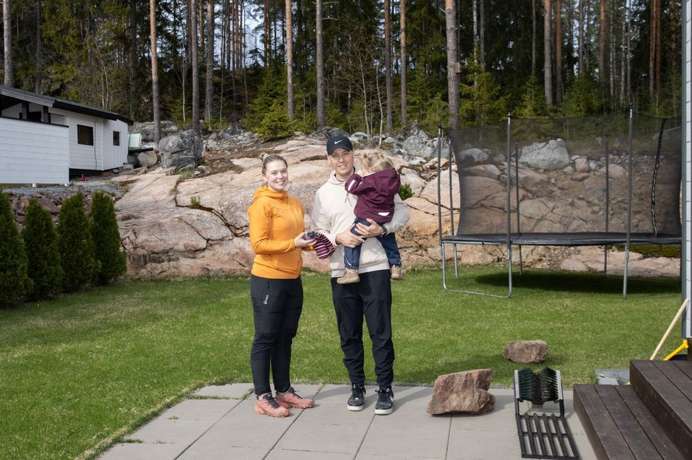 Elli, Jussi ja Enna Niemi ovat asuneet Nokian Harjuniityssä puoli vuotta. ”On ihanaa päästä nyt ensimmäistä kertaa laittamaan pihaa ja rakentamaan tänne meille sopivaa kotia”, Elli Niemi sanoo.