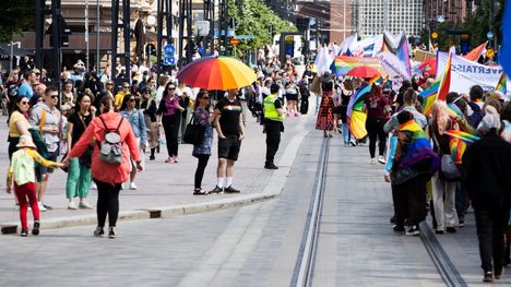 Manse Pride -kulkueessa marssitaan Hämeenkatua pitkin Sorsapuistoon. Kuva viime vuoden kulkueesta.