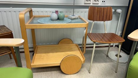 Muistuttaa Artekin klassikkoa, mutta tämä tarjoiluvaunu ei ole Artekin.