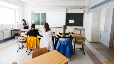 Julia Mäkinen opettaa Nokianvirran koulussa valmistavaa luokkaa, jossa on neljä 6.–8. luokkien oppilasta.