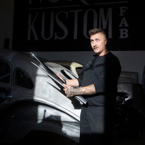 Täysipäiväistä yrittäjyyttä Janne Vepsällä on takana nyt kolmisen vuotta. Metalliosia syntyy hänen firmassaan moneen tarpeeseen.