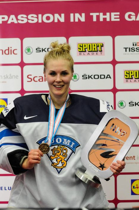 Tämä kulahtanut kirja annettiin palkinnoksi naisten kiekkoliigassa ...