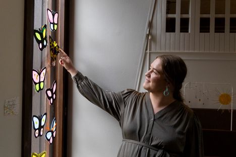 Lastenohjaaja Susanna Lehtinen kertoo, että perhoset ovat syntyneet aikuisten ja lasten yhteistyönä.