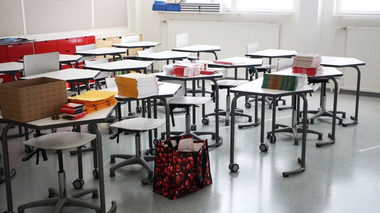 School class divisions cause a sense of stigma, fear of the mother of two students