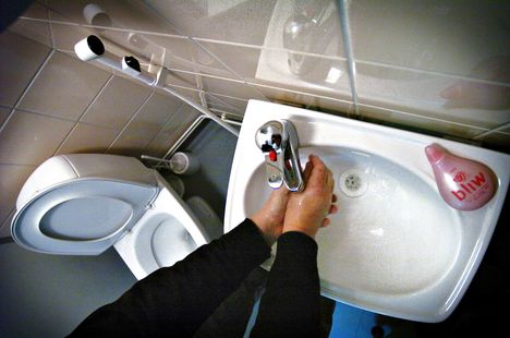 Oppilaat pesevät kätensä aina tullessaan ulkoa sisään, lähtiessään ulos sekä ennen ja jälkeen ruokailun.