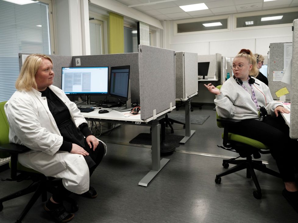 Lääkäri Marja Paananen (vas.) ja sairaanhoitaja Jenna Jokela keskustelivat Tuiran hyvinvointikeskuksen puheluiden vastaanotossa.