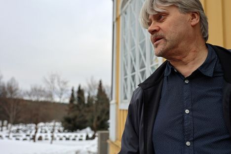 Nokialainen nuorisotyönohjaaja Tapio Salomäki viihtyy harvoin työhuoneellaan Maatialan pappilassa.
