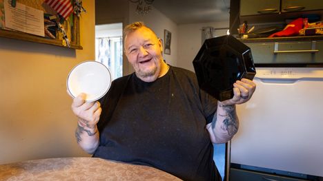 Aiemmin Tube-Keijolla oli käytössään kodin isoin lautanen tai ”saavi”, kuten hän sanoo. Nyt Peltomäki syö ateriansa vasemmalla näkyvältä lasten lautaselta.