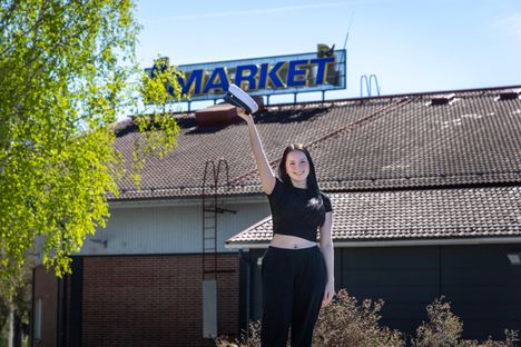 Nelli Markus työskenteli lukio-opintojen ohessa Tervakosken S-marketissa. Keskimäärin hän teki 3 työvuoroa viikossa. Kirjoitusten lähestyessä Markus pudotti työvuorojen määrän yhteen viikossa.