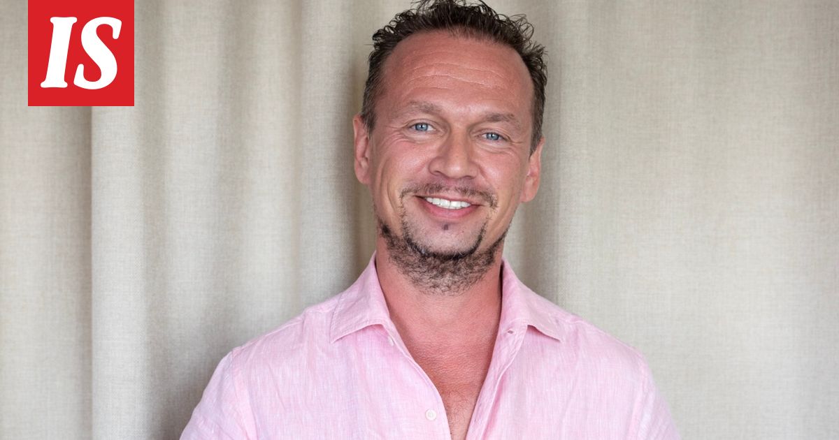 JP Kukkonen julkaisi suutelukuvan somessa