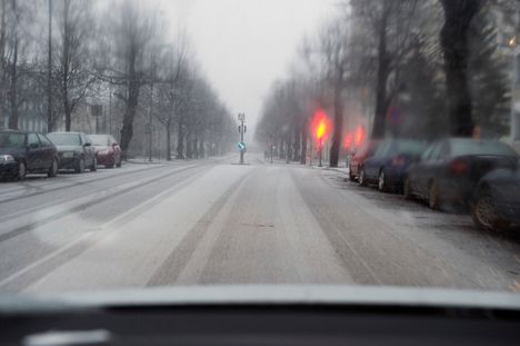Erityisesti pienemmillä suolaamattomilla teillä voi maanantaina aamulla ja aamupäivällä olla liukasta.